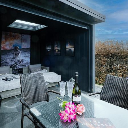 Rockside - Luxury 1 Bedroom Home With Hot Tub, Central Location, Parking And Pet Friendly Уиндермир Экстерьер фото