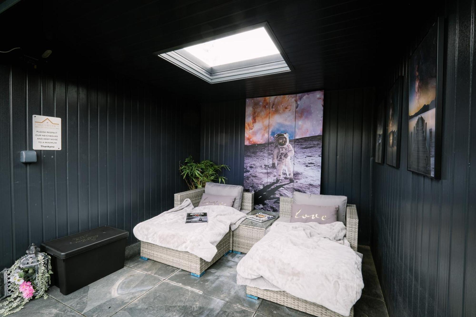 Rockside - Luxury 1 Bedroom Home With Hot Tub, Central Location, Parking And Pet Friendly Уиндермир Экстерьер фото